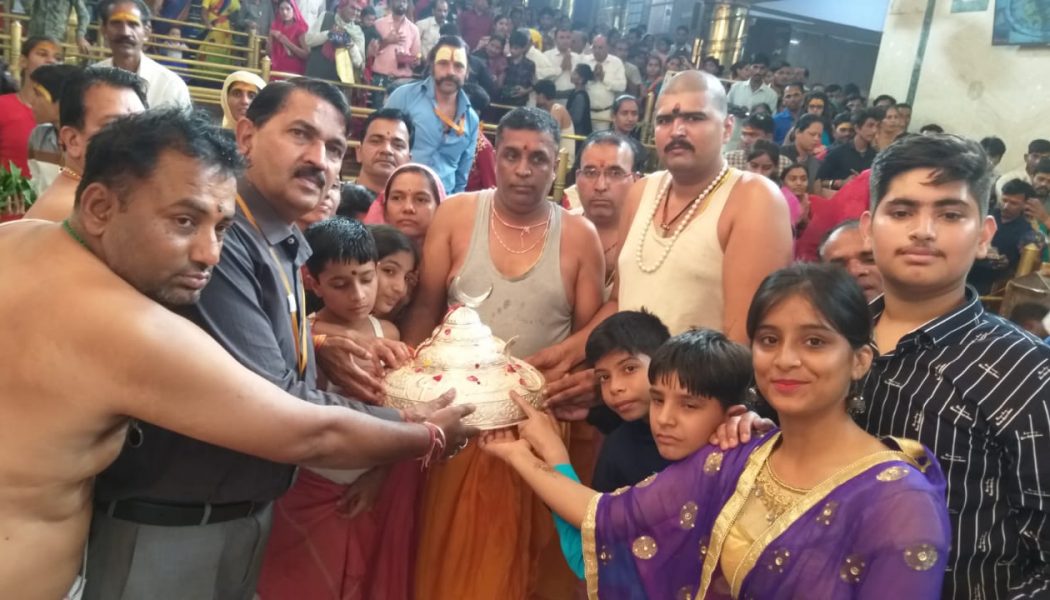 श्रीमहाकालेश्‍वर भगवान को चांदी का मुकुट भेंट