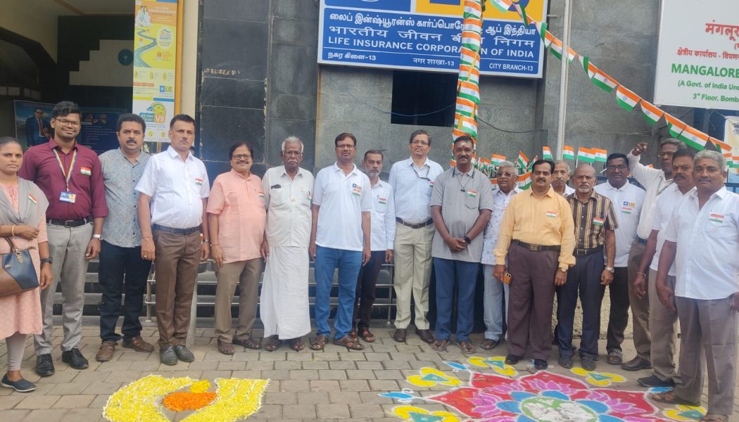 LIC  जॉर्जटाउन के मुख्य प्रबन्धक दिनेश कुमारजी ने किया झंडारोहण