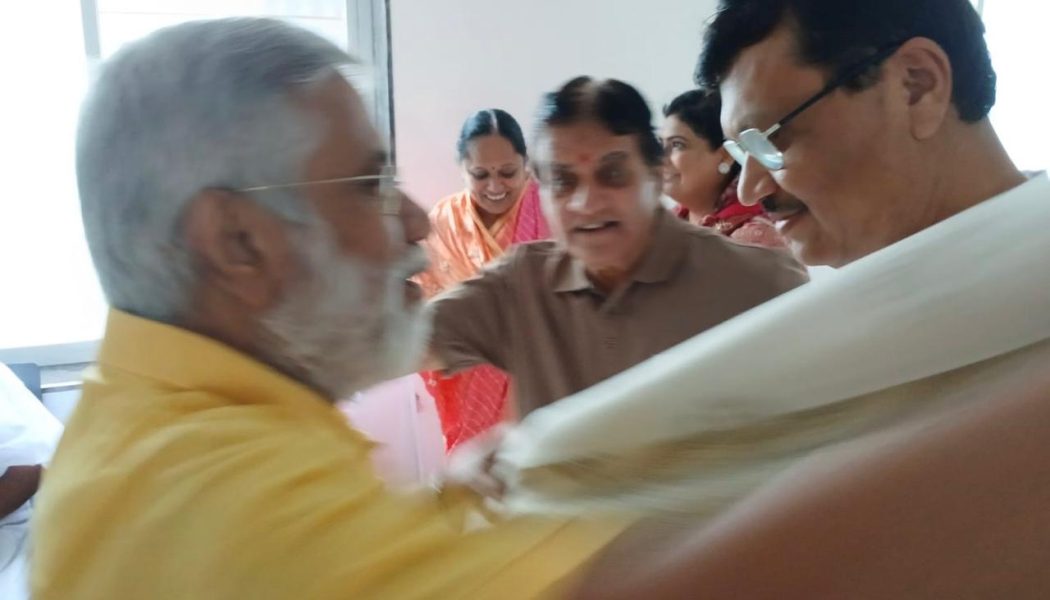 प्रसिध्द उद्योजक एवं “ परिवर्तन चातुर्मास 2025” के कर्णधार श्री सुनीलजी एवं सपनाजी नहार गुरमॉं के सानिध्यमें सन्मानीत